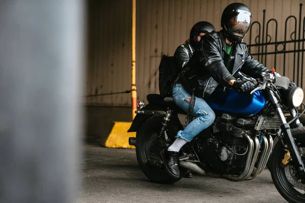 Фото Молодих Бікіністів Шоломах Сидять Мотоциклах Міській Місцевості — стокове фото