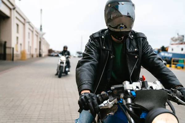 Fotografie Tineri Caucazieni Motocicliști Purtând Căști Bicicletele Lor Portul Maritim — Fotografie, imagine de stoc