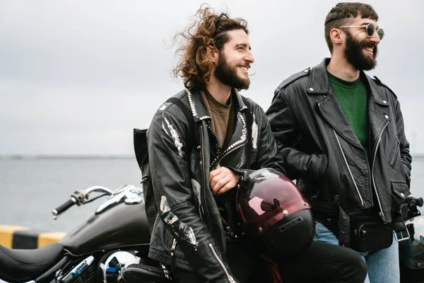 Foto Hombres Barbudos Alegres Motociclistas Sonriendo Hablando Mientras Están Pie — Foto de Stock