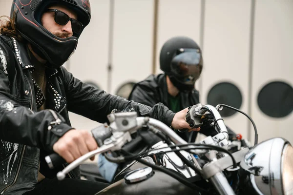 Foto Hombres Barbudos Brutales Motociclistas Bicicletas Con Cascos Mirando Hacia — Foto de Stock