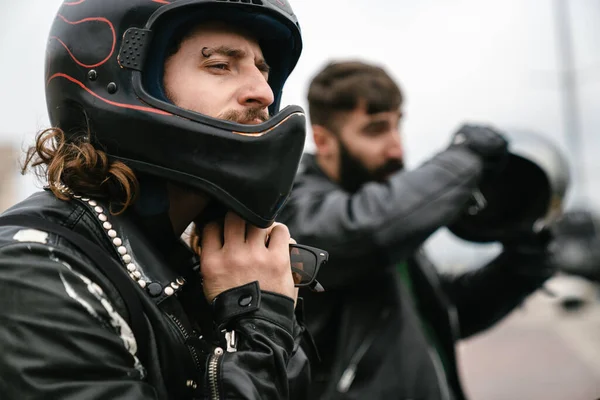 Foto Hombres Barbudos Brutales Motociclistas Con Cascos Mirando Hacia Adelante — Foto de Stock