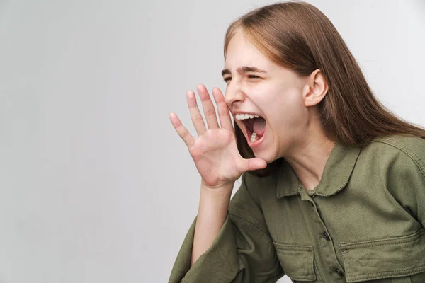 白い背景の上に隔離された目で叫んで激怒した白人女性の写真 — ストック写真