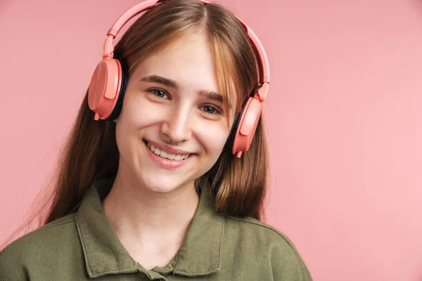 Foto Van Grappige Blanke Vrouw Met Behulp Van Koptelefoon Glimlachen — Stockfoto