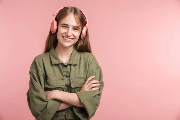 Foto Mujer Caucásica Feliz Usando Auriculares Sonriendo Aislado Sobre Fondo —  Fotos de Stock