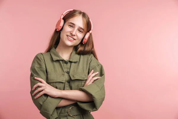 Foto Mujer Caucásica Feliz Usando Auriculares Sonriendo Aislado Sobre Fondo — Foto de Stock