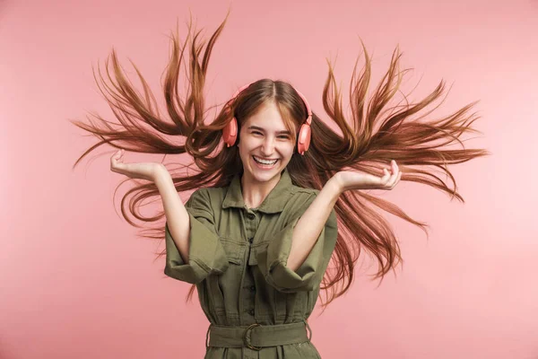 Foto Gioiosa Donna Caucasica Che Utilizza Cuffie Danza Isolata Sfondo — Foto Stock