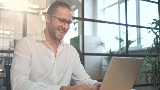 Felice Ottimista Giovane Uomo Affari Bello Chiuso Ufficio Utilizzando Computer — Video Stock