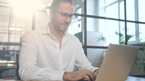 Agradable Joven Hombre Negocios Interior Oficina Utilizando Ordenador Portátil Teléfono — Vídeos de Stock