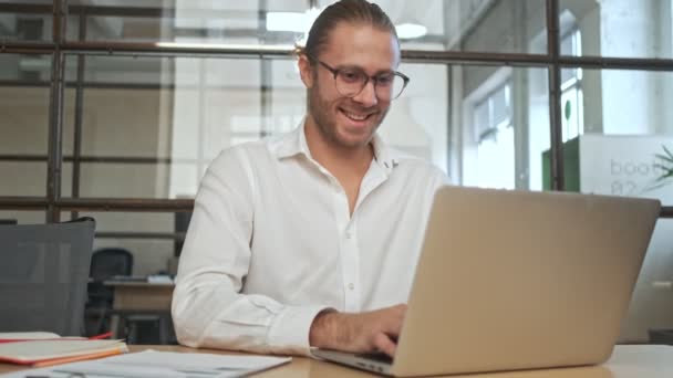 Jovem Homem Negócios Feliz Satisfeito Dentro Casa Escritório Usando Computador — Vídeo de Stock