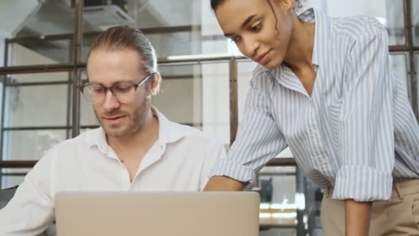 Concentrato Giovani Colleghi Lavoro Chiuso Ufficio Utilizzando Computer Portatile — Video Stock