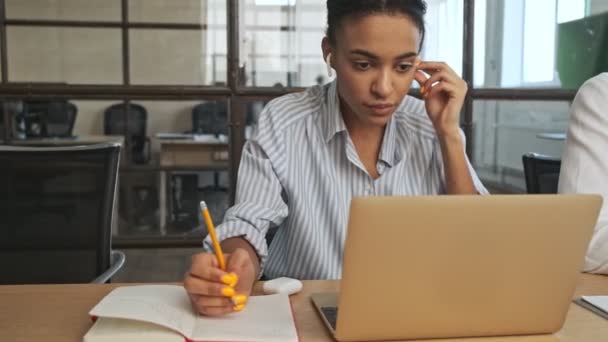 Koncentrerad Nöjd Ung Företag Afrikansk Kvinna Inomhus Kontoret Med Hjälp — Stockvideo
