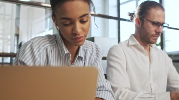 Concentrato Giovani Colleghi Lavoro Chiuso Ufficio Utilizzando Appunti Scrittura Del — Video Stock