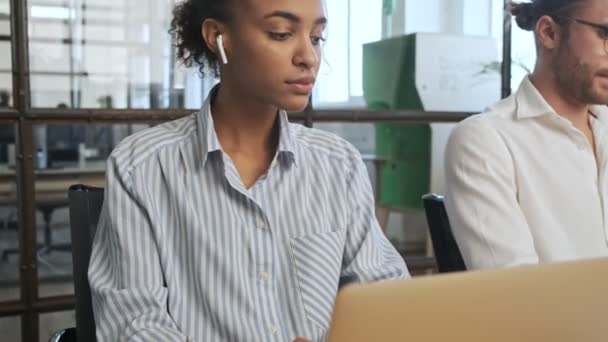 Jóvenes Colegas Negocios Concentrados Interior Oficina Con Computadora Portátil — Vídeos de Stock