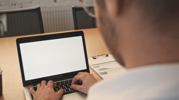 Oříznutý Pohled Mladého Obchodníka Uvnitř Kanceláře Pomocí Notebooku — Stock video