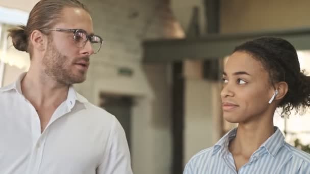 Konsantre Genç Arkadaşları Ofiste Birbirleriyle Konuşuyorlar — Stok video