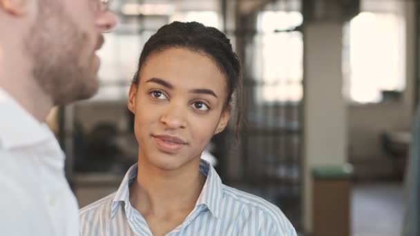 Felices Colegas Negocios Positivos Jóvenes Interior Oficina Hablando Entre — Vídeo de stock