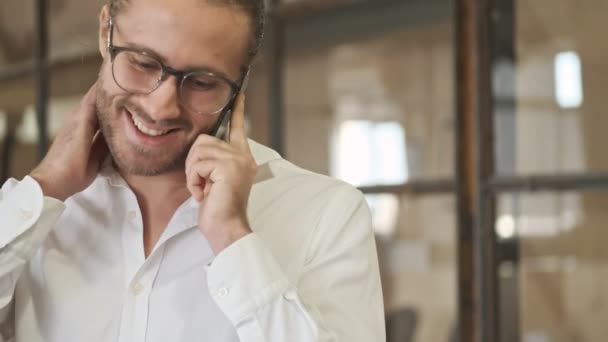 Красивый Счастливый Позитивный Молодой Бизнесмен Помещении Входя Офис Разговаривает Мобильному — стоковое видео