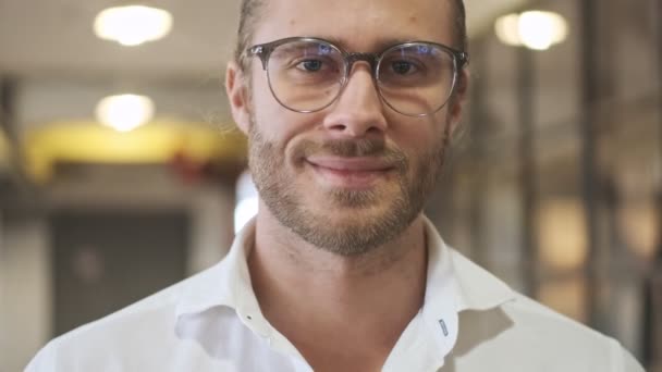 Ofiste Mutlu Yakışıklı Bir Adamı Var — Stok video
