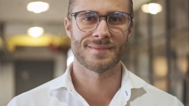 Feliz Positivo Bonito Jovem Homem Negócios Dentro Casa Escritório — Vídeo de Stock