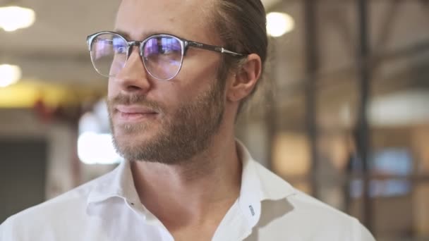 Ofiste Konsantre Olmuş Yakışıklı Yakışıklı Bir Adamı — Stok video