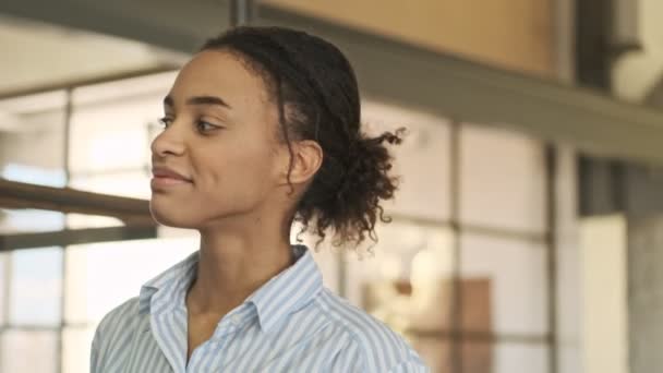 Positieve Gelukkige Jonge Business Afrikaanse Vrouw Lopen Binnen Het Kantoor — Stockvideo