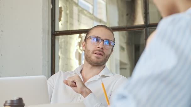 Jóvenes Colegas Negocios Concentrados Interior Oficina Hablando Entre — Vídeos de Stock