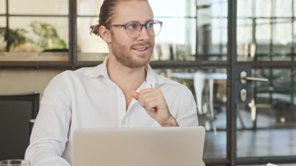 Zufriedene Junge Geschäftskollegen Büro Gespräch Mit Dem Laptop — Stockvideo