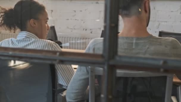 Jeunes collègues d'affaires concentrés à l'intérieur dans le travail de bureau à la table 