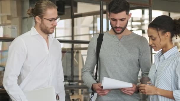 Jovens Colegas Negócios Sérios Escritório Conversando Uns Com Outros — Vídeo de Stock