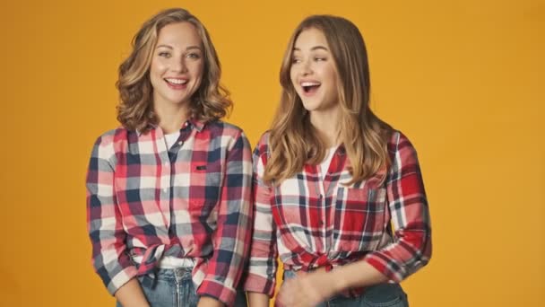 Jong Gelukkig Optimistisch Mooi Meisjes Geïsoleerd Gele Muur Achtergrond Zwaaien — Stockvideo
