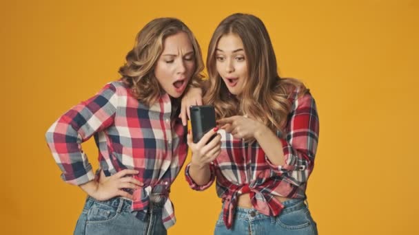 Jovens Otimistas Meninas Bonitas Isoladas Sobre Fundo Parede Amarela Usando — Vídeo de Stock