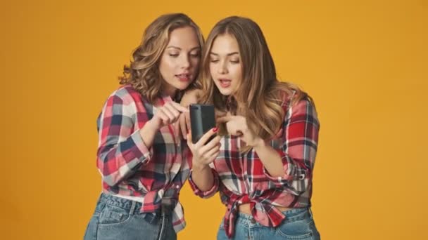 Jovens Positivo Meninas Bonitas Felizes Isolados Sobre Fundo Parede Amarela — Vídeo de Stock