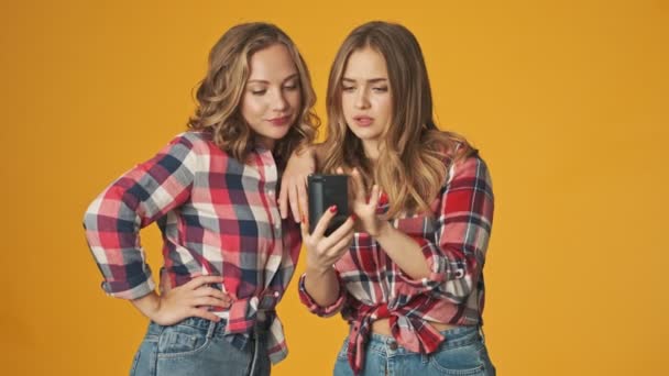 Jovens Alegres Meninas Bonitas Felizes Isolados Sobre Fundo Parede Amarela — Vídeo de Stock