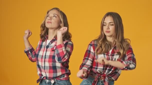 Jeunes Filles Heureuses Amis Sœurs Isolées Sur Fond Mur Jaune — Video