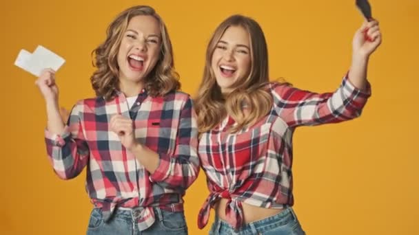 Jovens Felizes Positivo Meninas Amigos Irmãs Isolado Sobre Amarelo Parede — Vídeo de Stock