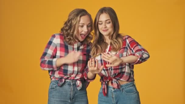 Chicas Jóvenes Positivos Amigos Felices Hermanas Aisladas Sobre Fondo Amarillo — Vídeo de stock