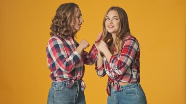 Chicas Jóvenes Amigos Felices Hermanas Aisladas Sobre Fondo Amarillo Pared — Vídeo de stock