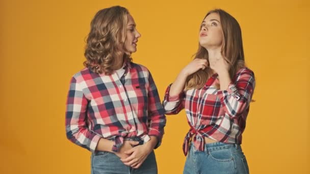 Młode Dziewczyny Przyjaciele Siostry Odizolowane Nad Żółtym Tle Ściany Rozmawiając — Wideo stockowe