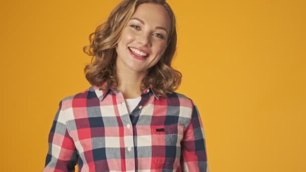 Joven Chica Optimista Positivo Aislado Sobre Fondo Amarillo Pared Que — Vídeo de stock