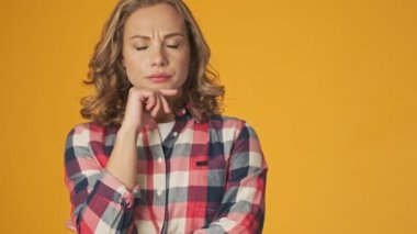 Sarı duvar arkasında izole edilmiş, ciddi bir kız.