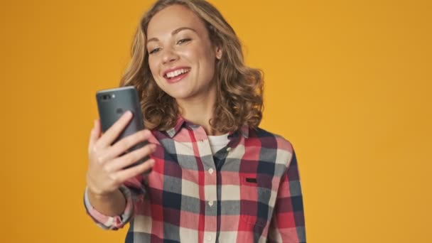 Jong Gelukkig Meisje Geïsoleerd Gele Muur Achtergrond Nemen Een Selfie — Stockvideo