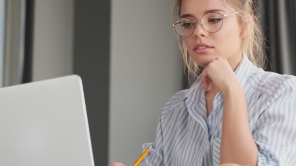 Una Joven Atractiva Chica Tranquila Está Trabajando Escribiendo Algo Mirando — Vídeos de Stock