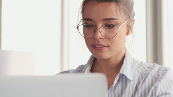Uma Jovem Mulher Bonita Usando Óculos Está Trabalhando Com Laptop — Vídeo de Stock