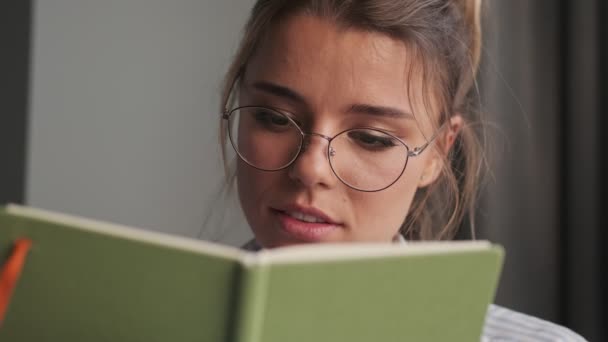Pohled Zblízka Usmívající Mladou Ženu Která Nosí Brýle Dělá Poznámky — Stock video