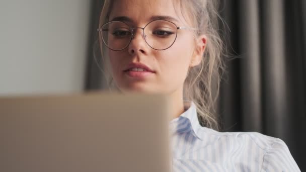 Närbild Attraktiv Ung Kvinna Bär Glasögon Att Använda Sin Bärbara — Stockvideo