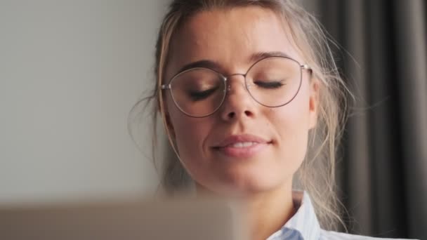 Närbild Lycklig Drömmande Ung Kvinna Bär Glasögon Använder Sin Laptop — Stockvideo