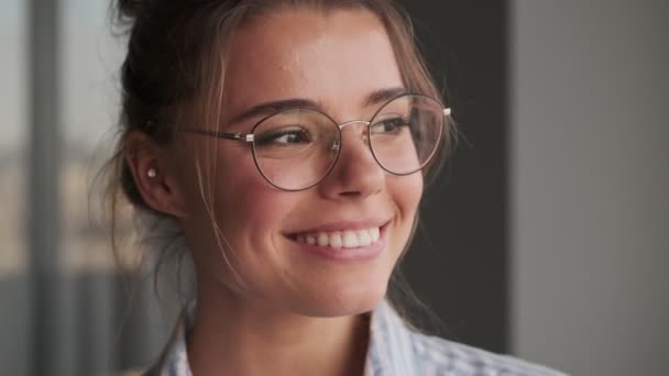 Una Vista Cerca Una Joven Feliz Con Gafas Está Mirando — Vídeos de Stock