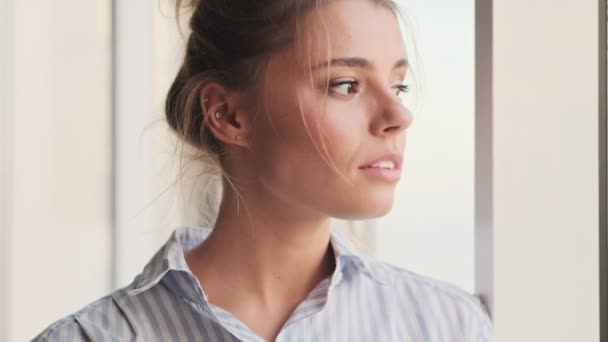 Une Jolie Jeune Femme Calme Regarde Par Fenêtre Debout Maison — Video