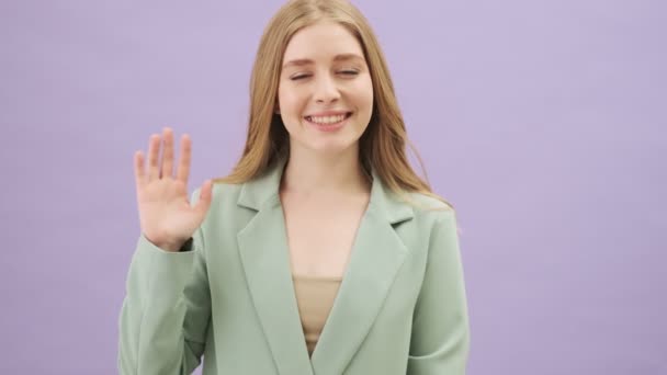 Una Hermosa Joven Está Agitando Mano Haciendo Gesto Saludo Mientras — Vídeos de Stock