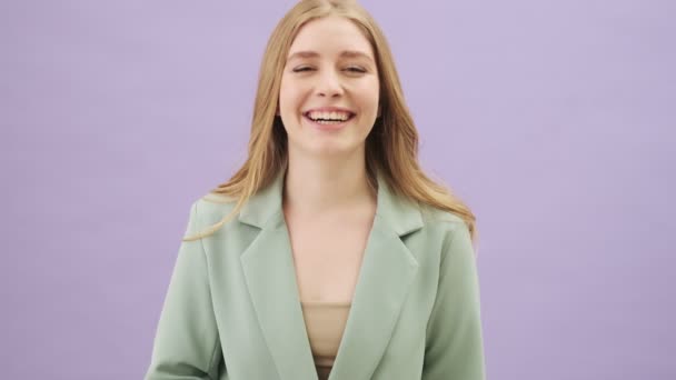 Uma Jovem Mulher Positiva Está Rindo Enquanto Está Isolada Sobre — Vídeo de Stock